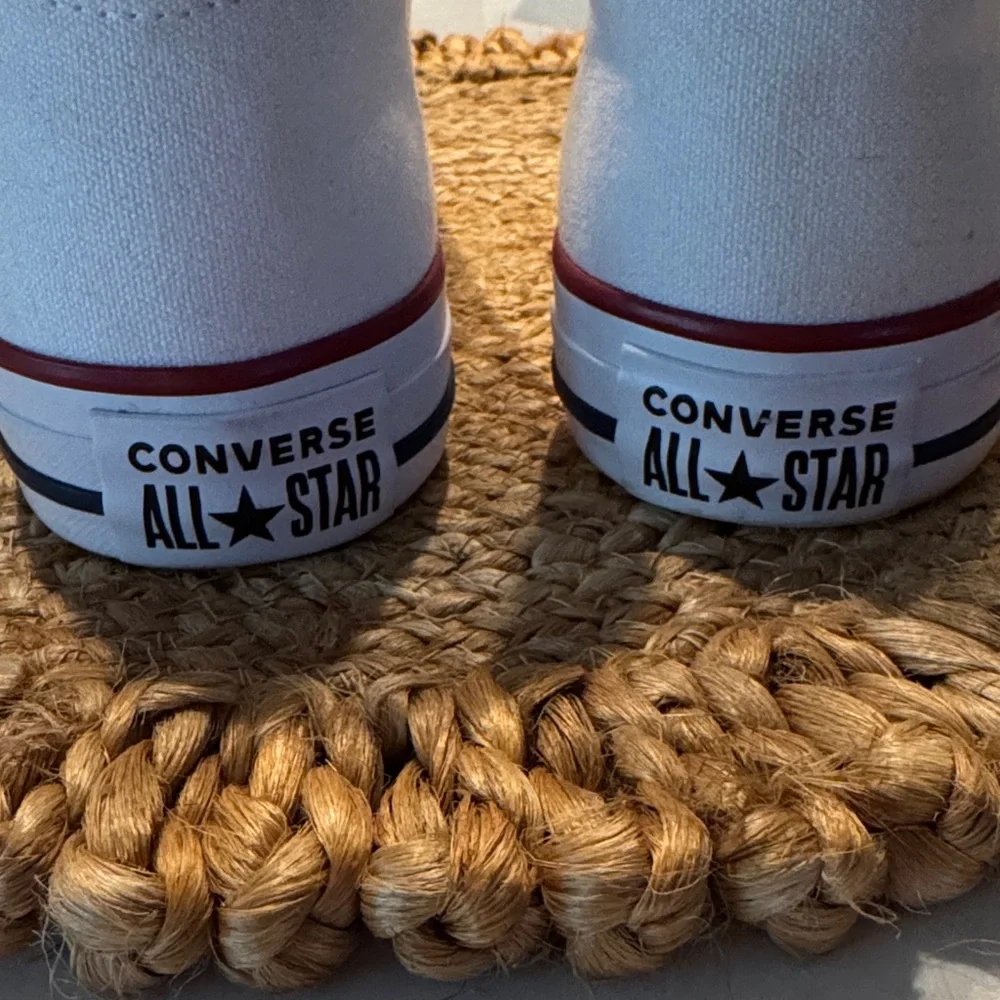 Converse Women’s White and Red Sneakers like new - Picture 5 of 6